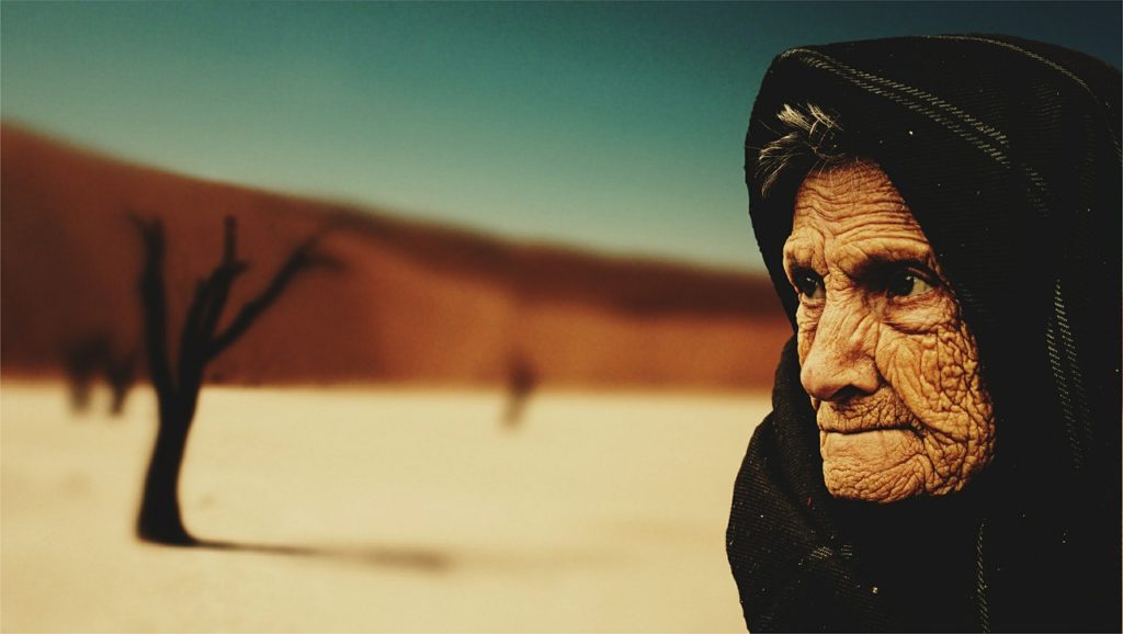 old woman, desert, old age-574278.jpg